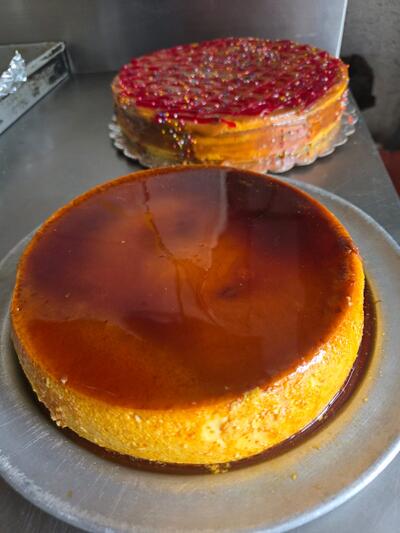Flan con caramelo brillante