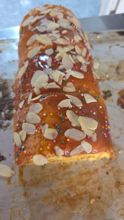 Pan glaseado con almendras