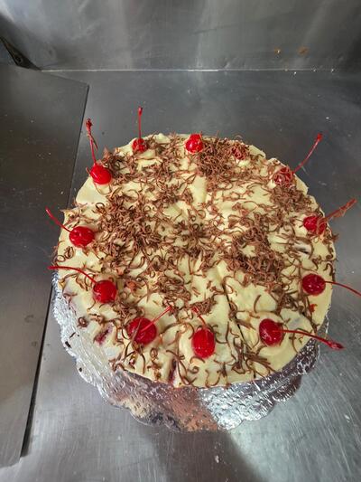 Queque de chocolate con cerezas